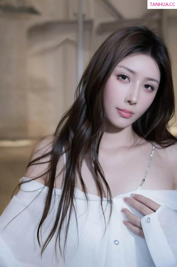   [XiuRen]高清写真图 2025.07.03 No.10502 悦兮 性感白T第16张图片